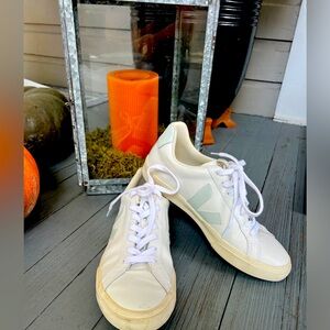 White Veja sneakers, size 7, like brand new!